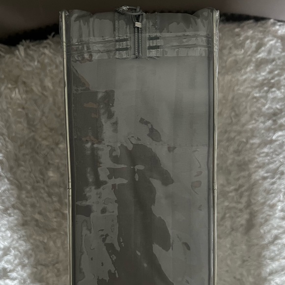 Amy Miller - 4 Piece Sheet Set - BRAND NEW in Package - Picture 3 of 4